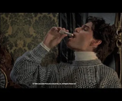 Peter Vincent rend visite à Dandrige avec Charlie afin de persuader Charlie qu'il s'est trompé (en demandant à Dandrige de boire de l'eau du robinet étiquetée « eau bénite »). 
Comment va-t-il découvrir que Dandrige est un vampire ?