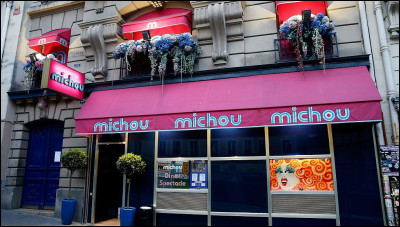 De quelle couleur était la tenue vestimentaire de Michou, le directeur du célèbre cabaret "Chez Michou", situé à Paris ?