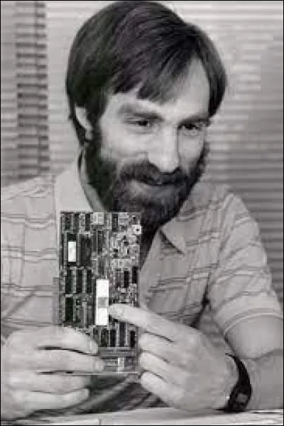 À partir de quoi Bill Gates, le fondateur de Microsoft, a-t-il créé MS-DOS avec son équipe ?