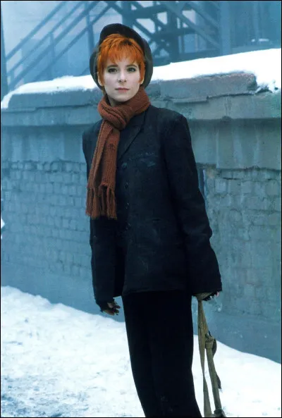 Musique : Complétez les paroles de la chanson "Désenchantée" de Mylène Farmer : "Si je dois tomber de haut, Que ma chute soit lente, Je n'ai trouvé de repos, Que dans l'indifférence, Pourtant je voudrais retrouver ... Mais rien n'a de sens, et rien ne va".