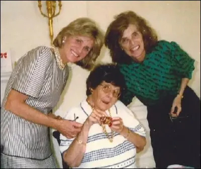 De plus, le père va interdire (soi-disant sur les conseils des médecins) à toute sa famille de rendre visite à la malheureuse.
Ce n'est qu'en 1961 que sa famille pourra la revoir. 
Que s'est-il passé ?