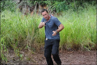 Dans la version de 2010, quel événement tragique motive initialement Steve McGarrett à former l'équipe Five-0 ?