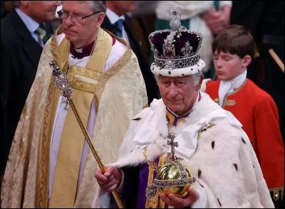 Le roi Charles III et l'acteur Ralph Fiennes sont cousins éloignés.