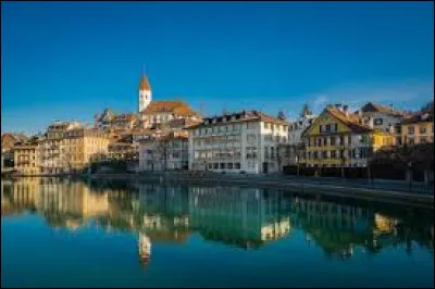 Quel est ce grand cours d'eau, long de 288 km, qui prend sa source dans le massif du Gothard, traverse les lacs de Brienz et de Thoune et alimente le lac de Bienne puis rejoint le Rhin ?