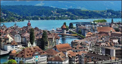 La ville de Lucerne (Luzern), 83 000 habitants, est située en bordure du ...