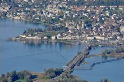 La ville de Rapperswil, 26 000 habitants, est située sur les rives de ce lac, dans sa partie la plus resserrée : le ...