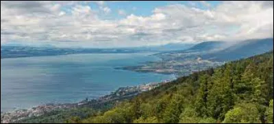 Situé au pied du Jura, traversé par le Thièle, c'est le plus grand lac entièrement suisse, avec une superficie de 217 km² : c'est le ...