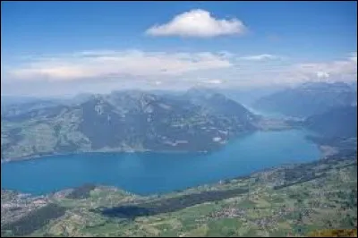 La petite ville d'Interlaken, 6 000 habitants, dans l'Oberland bernois au pied du massif de la Jungfrau, a la particularité de se situer entre deux lacs ...
