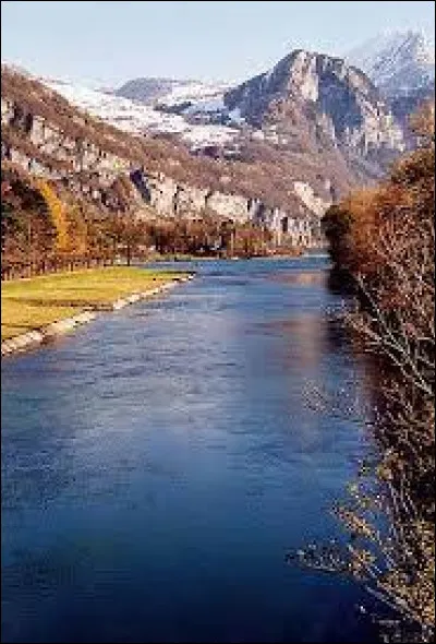 Ce lac est principalement alimenté par la Linth, qui prend sa source dans le massif du Todi, et il a pour émissaire la Limmat, qui ensuite rejoint l'Aar : c'est le ...