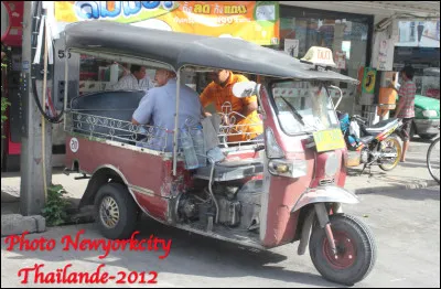 Quel est ce véhicule e T, un tricycle motorisé utilisé principalement en Asie du Sud-Est comme taxi ?