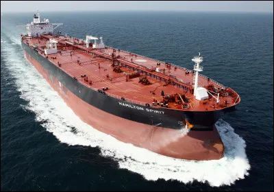 Quel est le nom en T d'un navire conçu et utilisé pour le transport des liquides en vrac ?