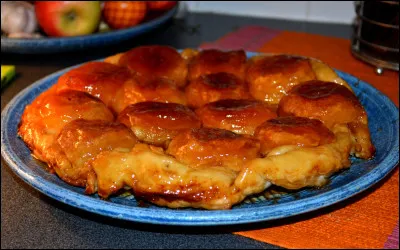 Quel est ce dessert en T à base de pommes caramélisées, de sucre et de beurre que l'on recouvre de pâte pour la cuisson et que l'on sert retouné ?