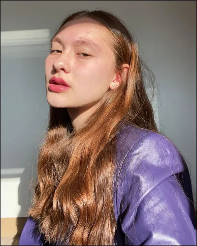 Dans quelle série populaire a-t-elle acquis le rang de célébrité ?