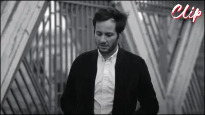 Termine les paroles : 

Les gens qu'on ne regarde pas
Sont des trésors oubliés
Y avait tant de choses en toi
Et peu de gens pour les aimer
Moi, je garde nos images
Que je regarde souvent...