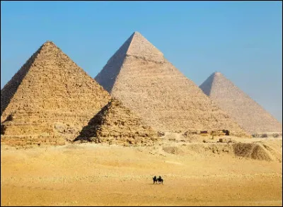 Les pyramides dÉgypte ont été construites environ 2 500 ans avant la naissance de Cléopâtre.