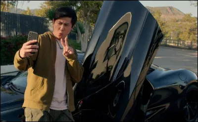 Voici Bruce. Dans quelle série Netflix le voit-on comme ici ?