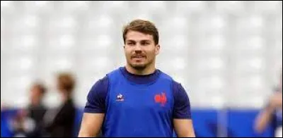 Ce joueur international de rugby à XV, demi de mêlée au Stade toulousain et en équipe de France depuis 2017, c'est Antoine ...