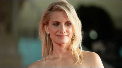 Elle est une c&eacute;l&egrave;bre actrice et mannequin fran&ccedil;aise, souvent rep&eacute;r&eacute;e aux matchs de tennis de Roland-Garros, ajoutant une touche de glamour aux tribunes. De qui s'agit-il ?