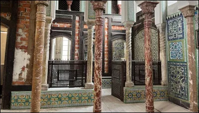 Dans quelle ville peut-on visiter la maison de l'écrivain Pierre Loti ?