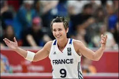 Cette joueuse de basket-ball, qui a remporté six fois le championnat de France avec son club de Bourges, meneuse de jeu de l'équipe de France entre 2003 et 2007, c'est Céline ...