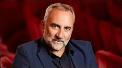 Cet acteur, connu pour son rôle du commissaire Larosière dans la série télévisée "Les petits meurtres d'Agatha Christie" de 2009 à 2012, c'est Antoine ...