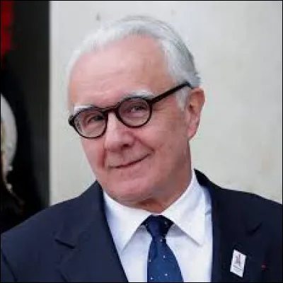 Ce chef cuisinier, qui a obtenu trois étoiles au Guide Michelin avec trois établissements différents, maintenant à la tête d'un groupe de nombreux hôtels et restaurants dans le monde entier, c'est ... Alain ...