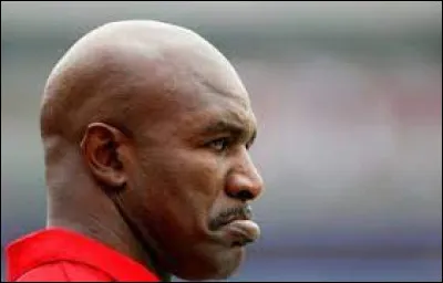 Quel célèbre boxeur poids lourds arracha un morceau d'oreille à son adversaire, Evander Holyfield ?