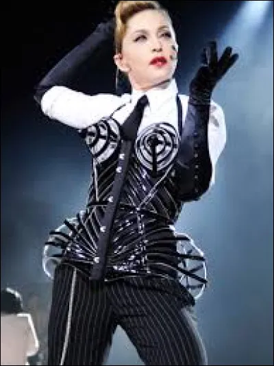 À quelle chanteuse doit-on le tube "Vogue" en 1990 ?