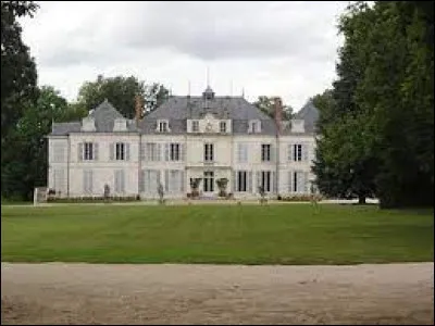 Je vous emmène dans le Centre-Val-de-Loire au château du Bouchet, à Dry. Commune de Sologne, dans l'aire urbaine Orléanaise, elle se situe dans le département ...