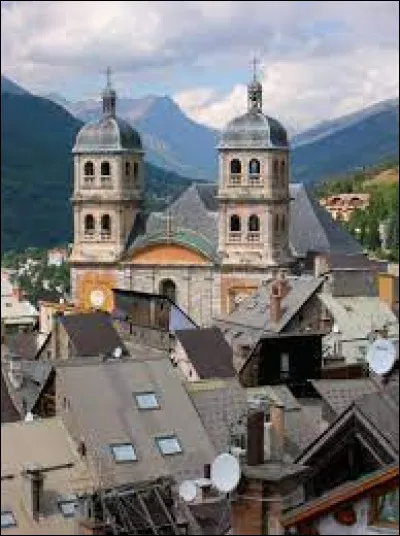 Je vous emmène à présent à Briançon. Fortifiée par Vauban, elle est considérée comme la ville la plus haute de France (1326 mètres). Sous-préfecture, elle se situe dans le département ...