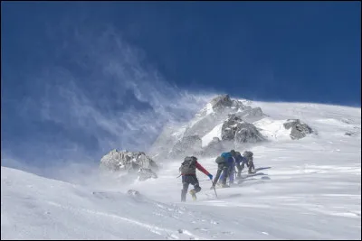 Un alpiniste pris dans une avalanche fut sauvé grâce à dimportants moyens par les militaires du Peloton de Gendarmerie de Haute Montagne.
Où cela arriva-t-il... si je vous dis Mont-Dore ?
