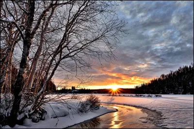 Quand il convient de prendre des précautions, quel engin de type compresseur passe afin de diminuer les risques de dérapages sur les routes en restituant une adhérence ?