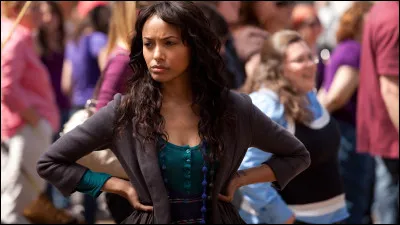 Comment s'habille Elena pour le Jour des Fondateurs (Founders Day) ?