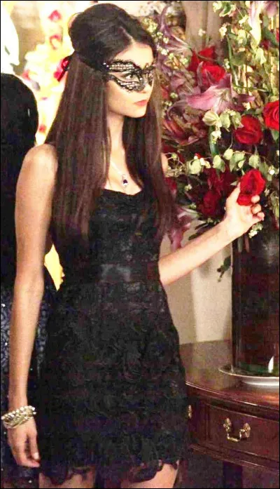 Comment Elena découvre-t-elle que Katherine est identique à elle ?