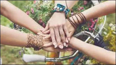 On t'invite à une fête, quelle est ta réaction ?