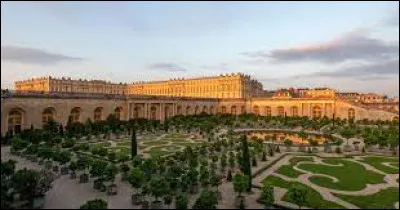 De combien de pièces le château de Versailles est-il composé ?