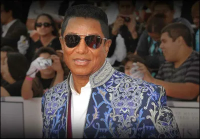 Il est le frère d'un chanteur légendaire. Quel est son prénom ?