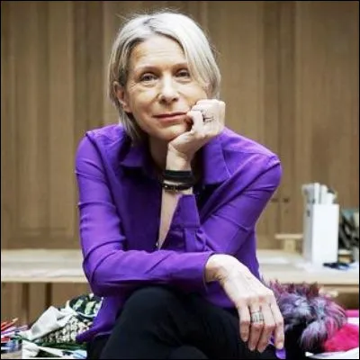 Quelle série télévisée créée par Jérôme Deschamps et Macha Makeïeff et diffusée sur Canal + entre 1993 et 2002 comprend le radio-crochet "Remplacer les chanteurs morts" ?