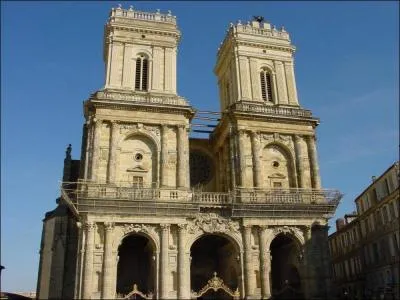 Autour de l'an mille, Austinde, un vque, ouvrit le chantier de cette cathdrale, mais elle ne sera termine qu'au cours du XVIe sicle
