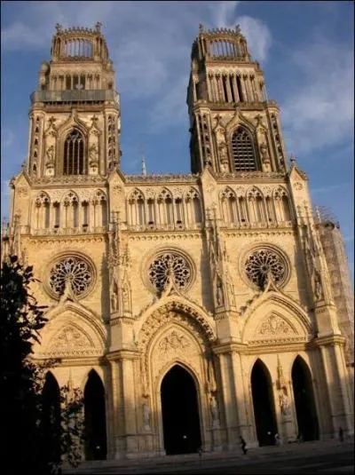 Sainte Jeanne d'Arc est venue dans cette cathdrale pour rendre gce  Dieu de sa victoire.