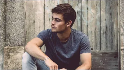 Quel acteur né à Maubeuge, dans le Nord, a connu le succès grâce à son rôle de Maxime dans "Demain nous appartient" et "Ici tout commence" ?