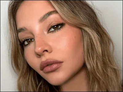 Dans quelle série a-t-elle acquis la renommée mondiale ?