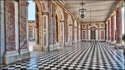Quel roi est à l'origine de la construction du Grand Trianon, anciennement Trianon de marbre, situé dans le domaine de Versailles ?