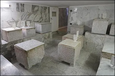 A quoi servent ces vasques de marbre blanc ?