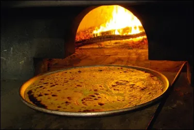La cade est une galette fabriquée à base de farine de pois chiches, d'eau, d'huile d'olive et de sel. Avec quelle ville l'associe-t-on ?