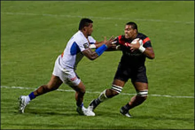 Au rugby, comment se nomme la technique utilisée par le porteur du ballon pour repousser, de sa main libre ouverte ou du bras, le haut du corps dun adversaire cherchant à le plaquer ?