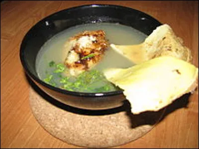 Comment s'appelle la soupe de poissons (esturgeon, saumon, morue) à laquelle on ajoute du poireau, des pommes de terre, du laurier, de l'aneth, de l'estragon et du persil vert et qu'on épice avec du poivre noir, du safran, des noix de muscade, et des graines de fenouil ?