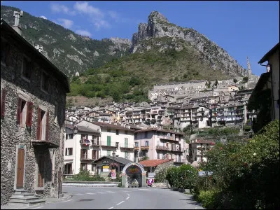 En quelle année la ville italienne de Tende a-t-elle été rattachée à la France ?