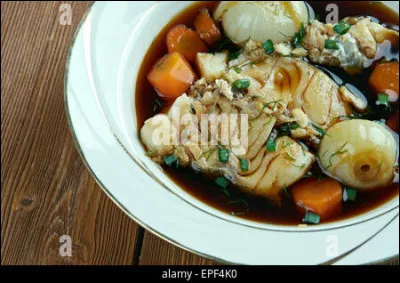 Comment se nomme ce plat de poissons d'eau douce, préparé avec du vin rouge ?