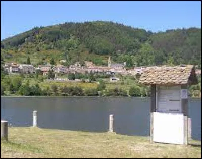 Nous sommes en Auvergne-Rhône-Alpes, à Saint-Martial. Village sur les contreforts du massif du Mézenc, ayant sur son territoire le mont Gerbier-de-Jonc (où la Loire prend sa source), il se situe dans le département ...